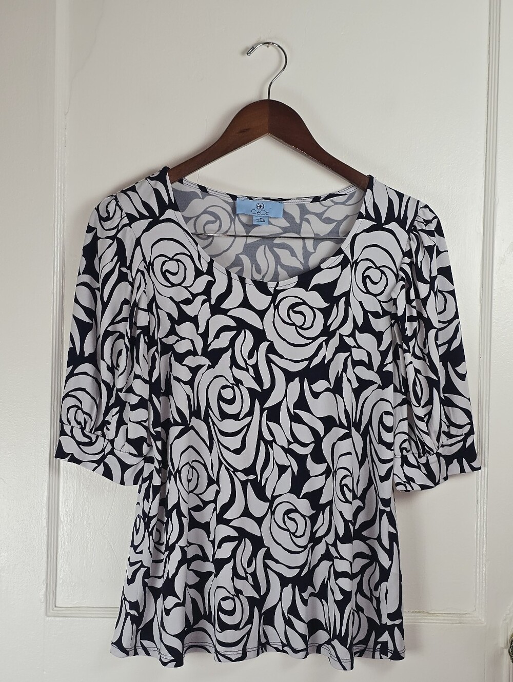 CeCe Navy and White Floral Knit Top M